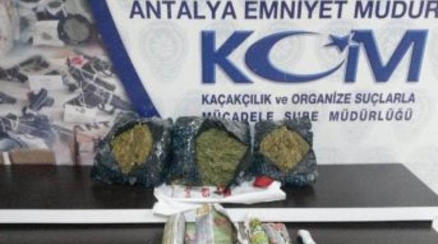 Antalya’da 2 Kişi 3 Kilo Esrar İle Yakalandı