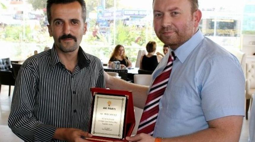Edremit Ak Parti&rsquo;den Gazeteciye Teşekk&uuml;r Plaketi
