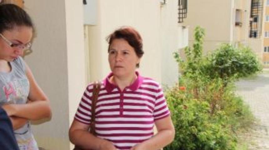 Evdeki B&uuml;t&uuml;n Parayı Ve Altınları Dolandırıcılara Eliyle Teslim Etti