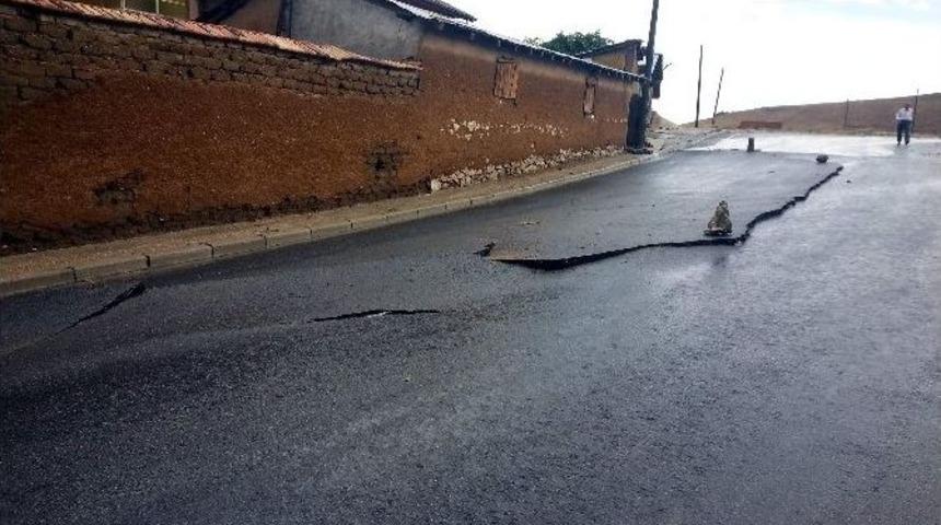 Yağmur Asfaltı &Ccedil;atlattı