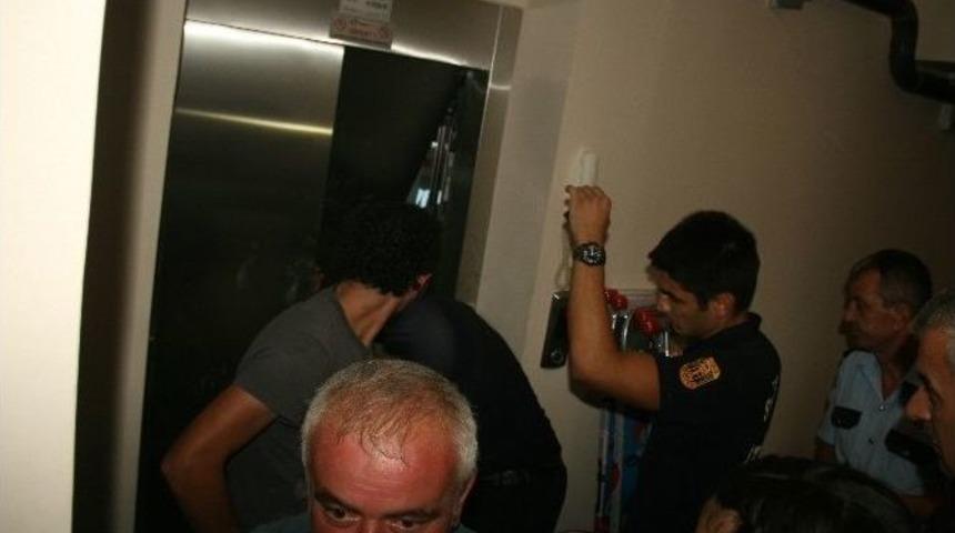 Asans&ouml;rde Kalan İş&ccedil;ileri İtfaiye Kurtardı