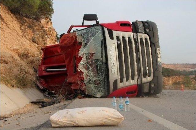 Tahta Palet Yüklü Tır Devrildi: 1 Yaralı