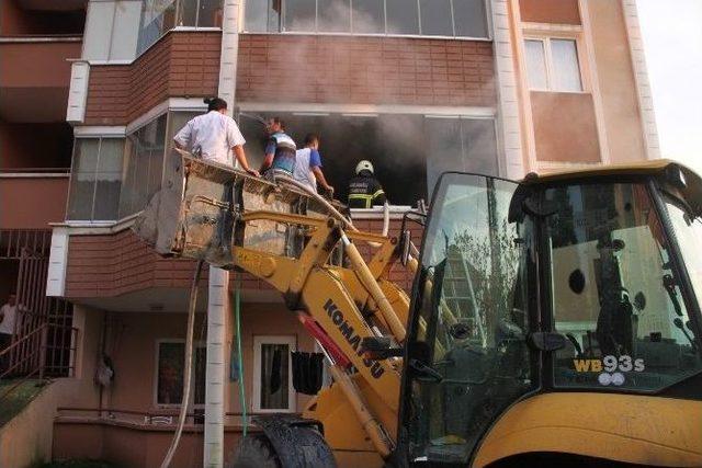 Apartmanda Çıkan Yangına Kepçeli Müdahale