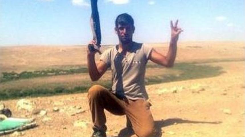 &Ccedil;enesine Dayadığı T&uuml;fekle Poz Veren Gen&ccedil; &Ouml;l&uuml; Bulundu