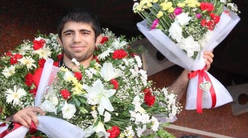 D&uuml;nya İkincisi Yakup G&ouml;r&rsquo;e Davul Zurnalı Karşılama