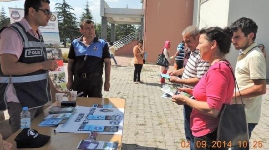 &Uuml;niversite&rsquo;ye Kayda Gelen &Ouml;ğrencilere İlk Adımda Dost Eli Uzatıldı