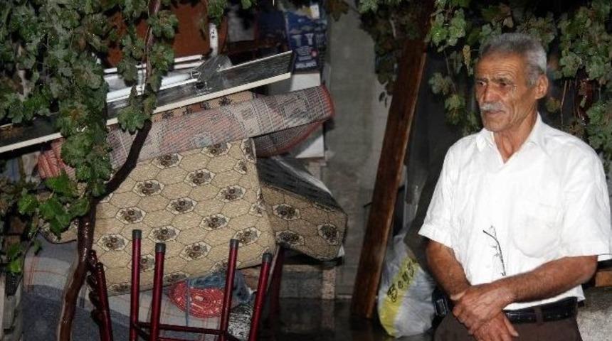 Kayseri&rsquo;de 70 Yaşındaki Adam Eşyaları İle Birlikte Sokakta Kaldı