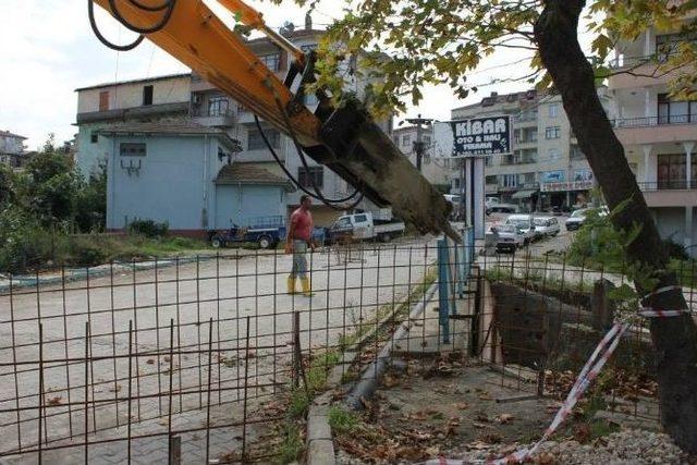 Akçakoca’da Dere Islah Çalışmaları Sürüyor