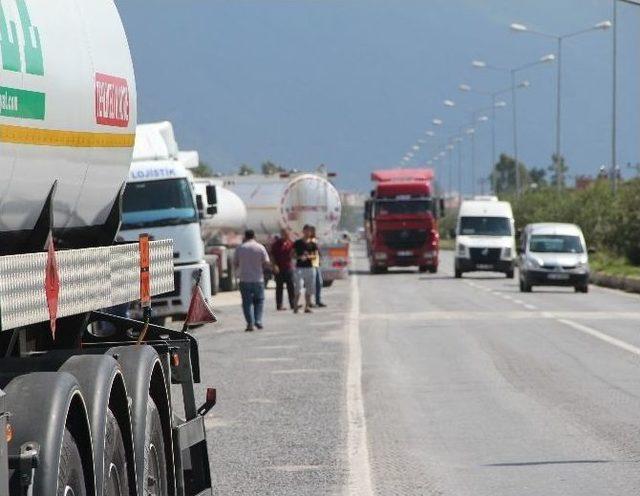 Evlerin Önündeki Tanker Kuyruğu Mahalleliyi Korkutuyor