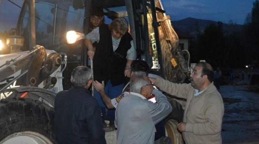 Sarıoğlan İl&ccedil;esinde Selde Mahsur Kalanlar Kep&ccedil;elerle Kurtarıldı