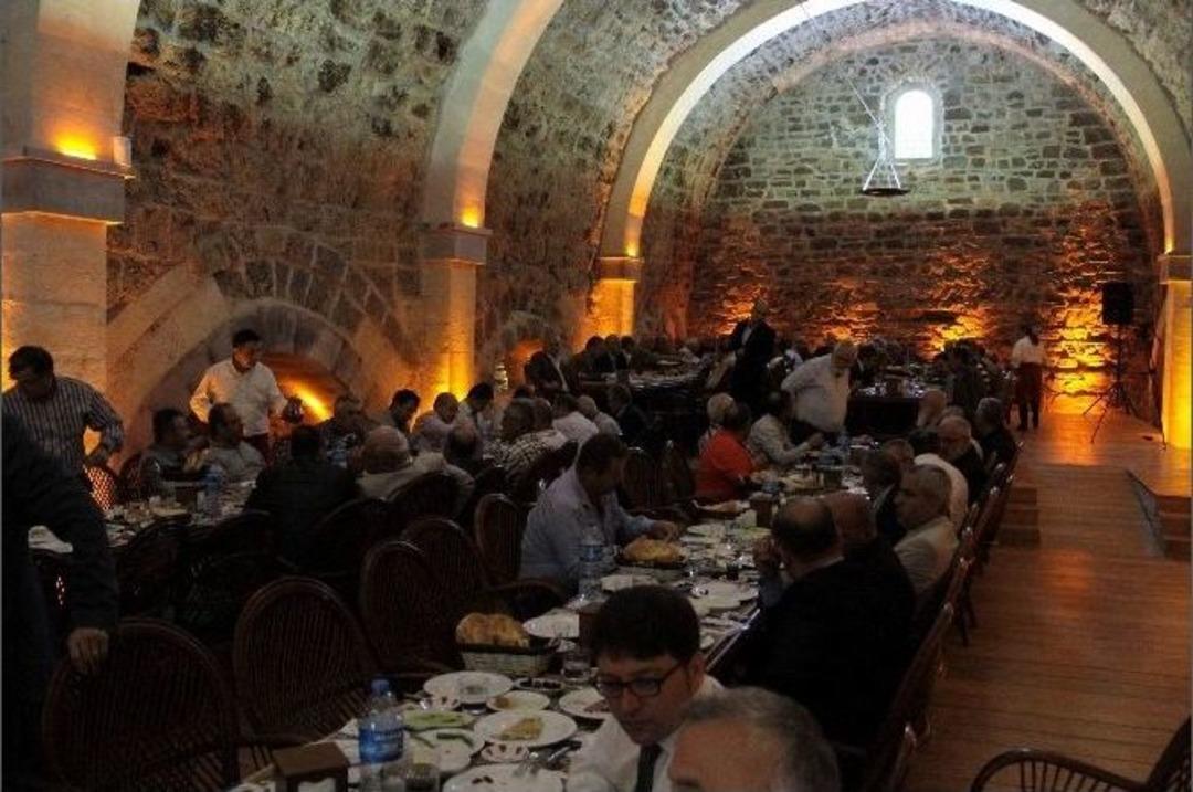 Başkan Yılmaz, &Ccedil;akallı Han&rsquo;da Kahvaltı Verdi