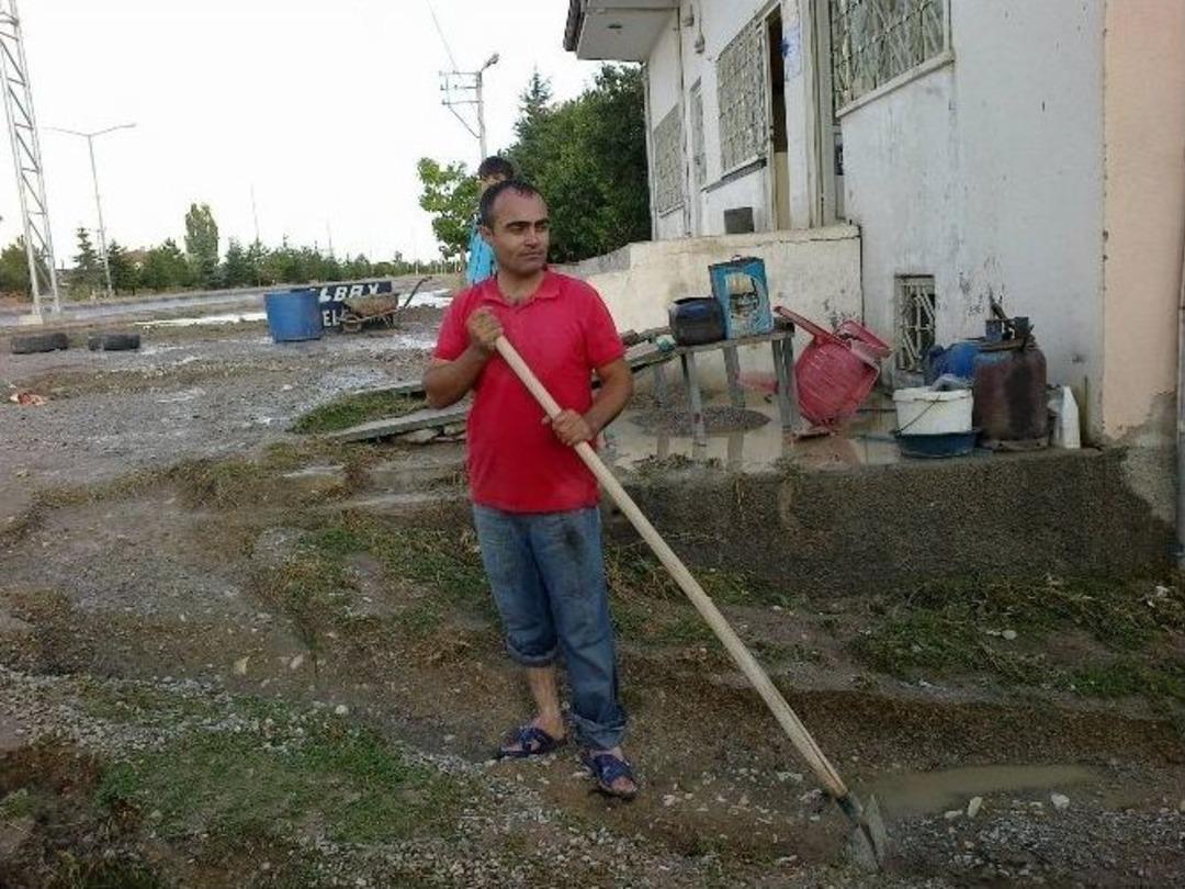 Topaklı&rsquo;de Sel Ev Ve İşyerlerinde Zarara Neden Oldu