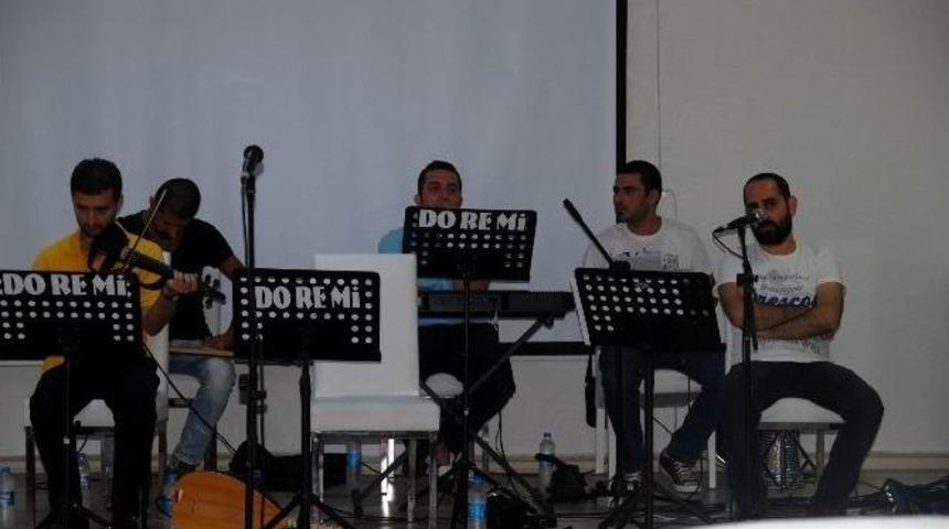 K&uuml;rt&ccedil;e Şarkılar Eşliğinde Karpuz Ses Yarışması