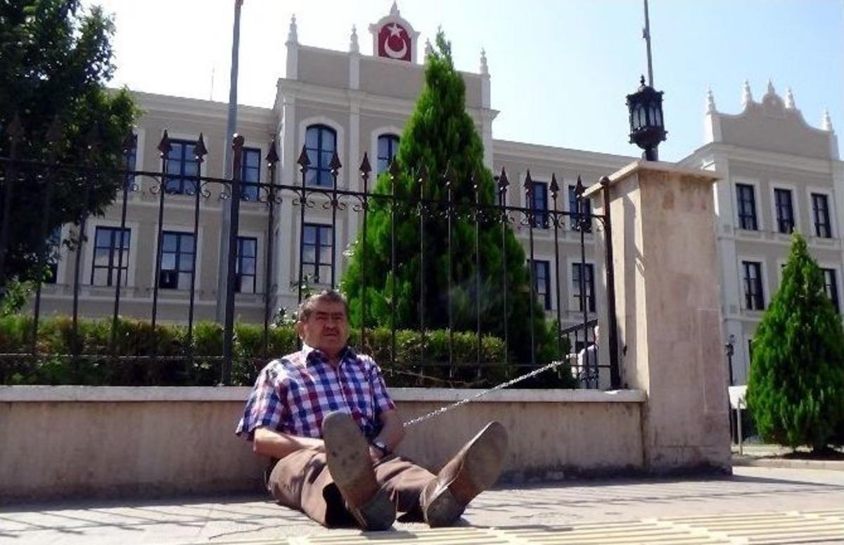 Huzurevine Gitmek İ&ccedil;in Kendisini Valilik Demirlerine Zincirledi