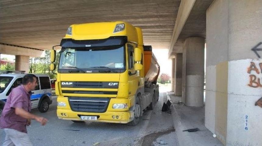 Kocaeli&rsquo;nde Otomobille Kamyon &Ccedil;arpıştı: 1 Yaralı