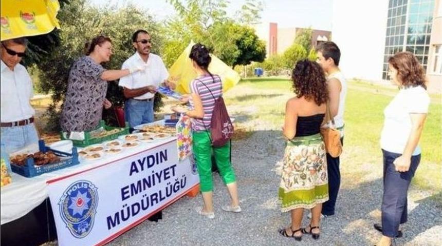 &Uuml;niversitelilerin Elini İlk Polis Sıktı