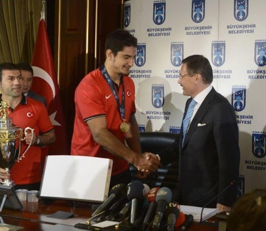 Başkan G&ouml;k&ccedil;ek, D&uuml;nya Şampiyonu Taha Akg&uuml;l&rsquo;&uuml; Makamında Kabul Etti