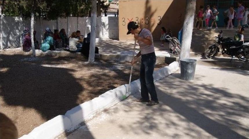 Reyhanlı Belediyesi Okul Bah&ccedil;elerini Temizliyor