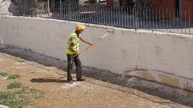 Reyhanlı Belediyesi Okul Bahçelerini Temizliyor