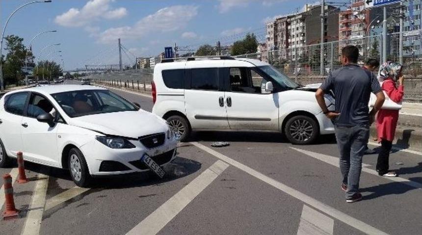 Kocaeli&rsquo;nde Otomobille Ticari Ara&ccedil; &Ccedil;arpıştı: 2 Yaralı