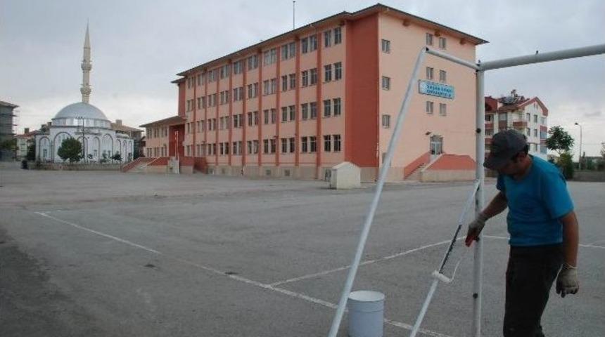 Karatay Belediyesi&rsquo;nden Okul Bah&ccedil;elerinde Temizlik