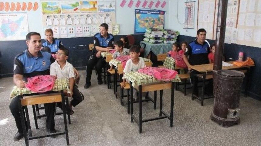 Polislerden K&ouml;y Okullarına Kitap Ve Kırtasiye Malzemesi