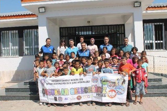 Polislerden Köy Okullarına Kitap Ve Kırtasiye Malzemesi