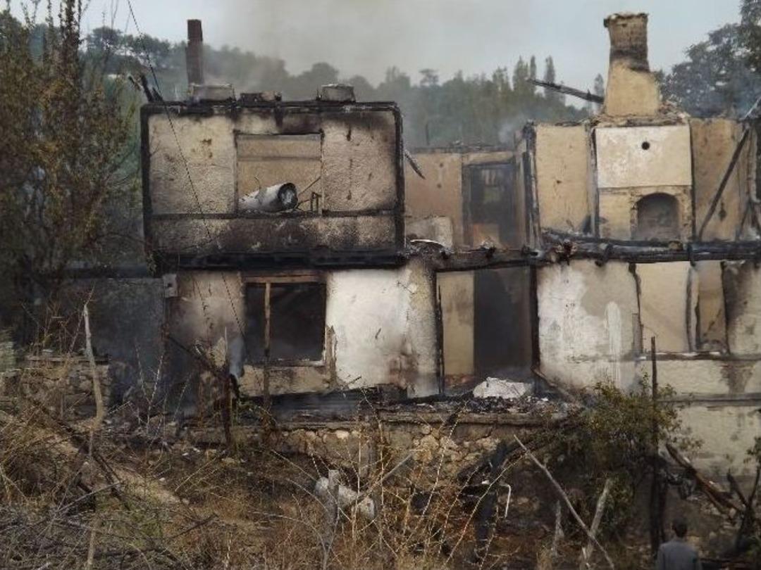 Yemek Yaparken Evi Yaktı