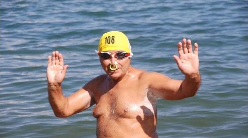 70 Yaşında 4.5 Kilometrelik G&ouml;l&uuml; Y&uuml;zerek Ge&ccedil;ti