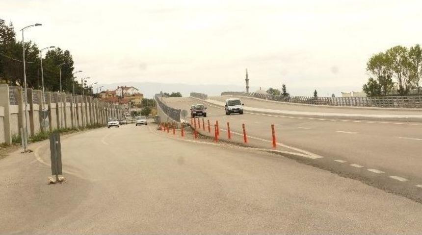 Sunta K&ouml;pr&uuml;l&uuml; Kavşakta, &Ccedil;alışmalar S&uuml;r&uuml;yor