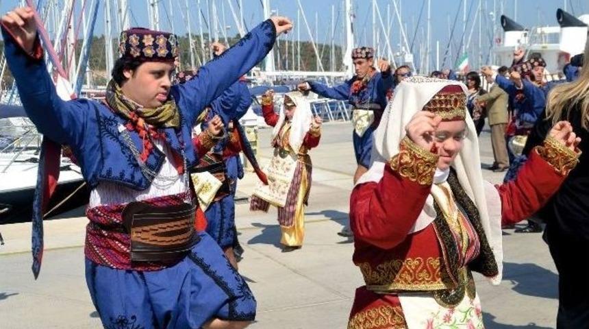 Kuveyt&rsquo;ten Gelen Umut Teknesi Sığacık&rsquo;a Yanaştı