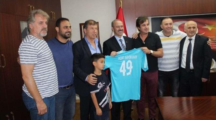 Efsane Futbolcular Top Dağıttı