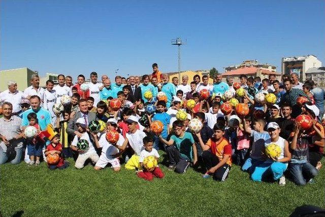 Efsane Futbolcular Top Dağıttı