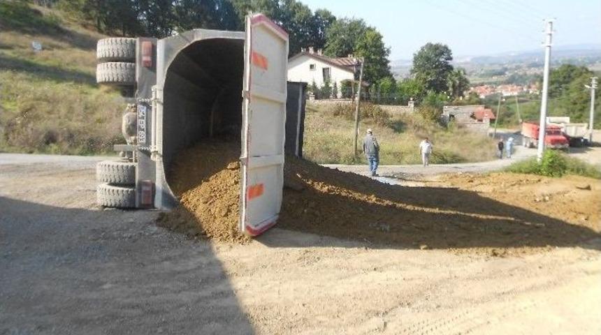 Virajı Alamayan Kamyon Devrildi