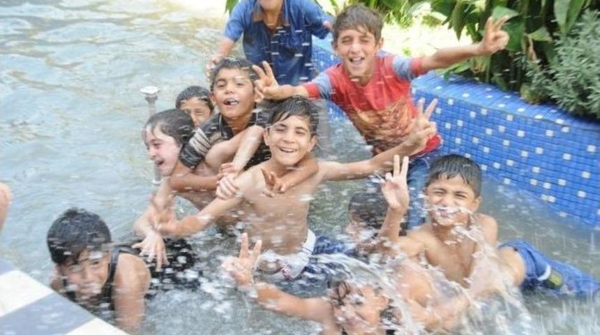 Sıcaktan Bunalan &Ccedil;ocuklar S&uuml;s Havuzlarına Akın Etti