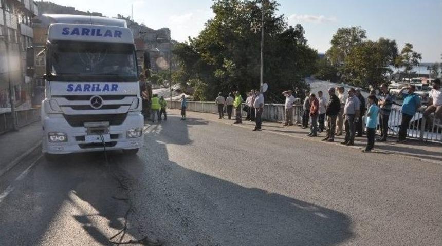 İş Makinesi Y&uuml;kl&uuml; Tır Yolda Kaldı, Trafik Fel&ccedil; Oldu