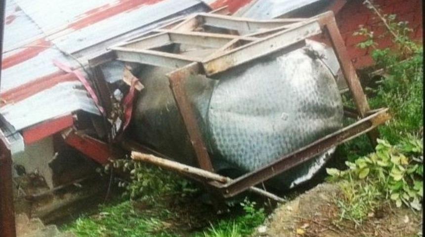 Trakt&ouml;rden Devrilen Su Tankı Bah&ccedil;ede &Ccedil;alışan Kadını Ezdi