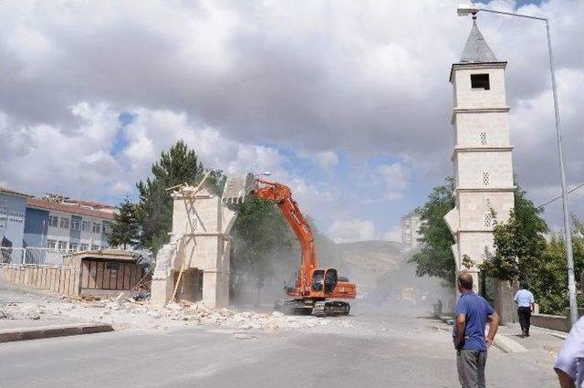 Yozgat Bilal Şahin Mahallesinde Bulunan Kuleler Yıkıldı