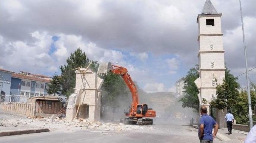 Yozgat Bilal Şahin Mahallesinde Bulunan Kuleler Yıkıldı