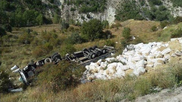 Saman Yüklü Tır Devrildi: 2 Ölü, 1 Yaralı