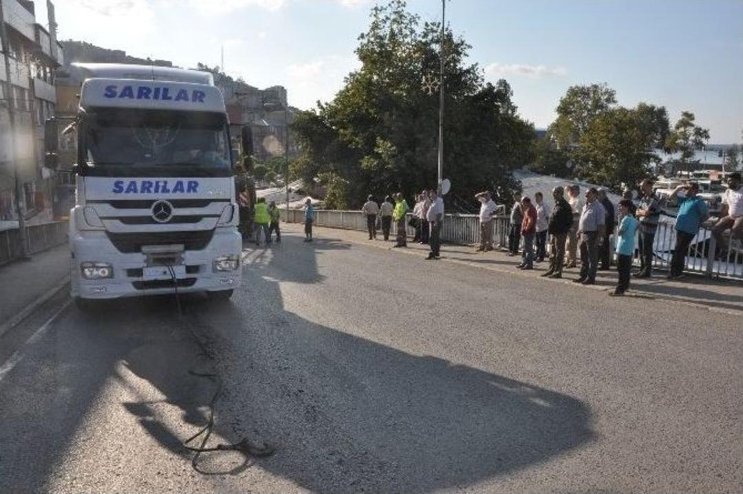 Freni Boşalan Kep&ccedil;e U&ccedil;uruma Yuvarlandı: 2 Yaralı
