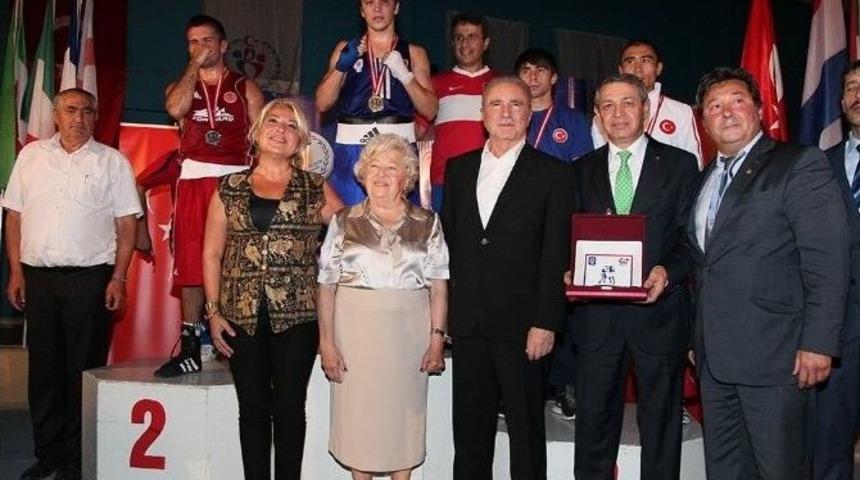 Fenerbah&ccedil;eli Boks&ouml;re &Uuml;nal Aysal Kupa Verdi