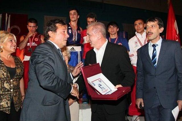 Fenerbahçeli Boksöre Ünal Aysal Kupa Verdi