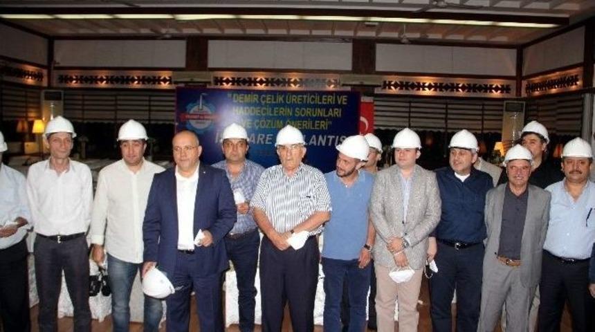İşadamları Baret Ve Maske Takarak İş G&uuml;venliğine Dikkat &Ccedil;ekti