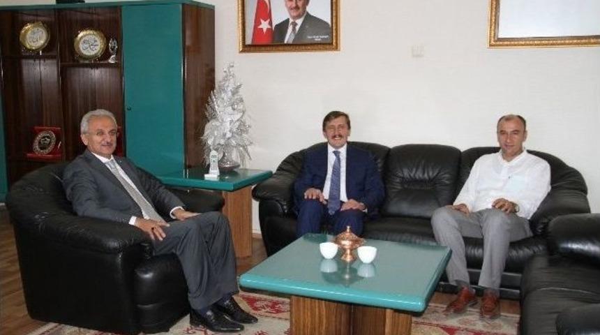 Rekt&ouml;r &Ccedil;apoğlu Başkan Başsoy&rsquo;u Ziyaret Etti