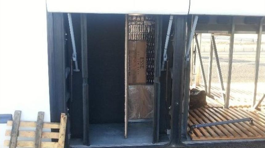 Yolcu Otob&uuml;s&uuml;nde G&uuml;mr&uuml;k Ka&ccedil;ağı 23 Bin Paket Sigara Ele Ge&ccedil;irildi