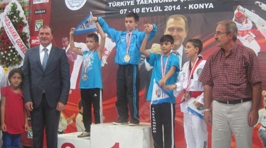 Minik Tekvandocular Bir Altın, Bir G&uuml;m&uuml;ş Kazandı