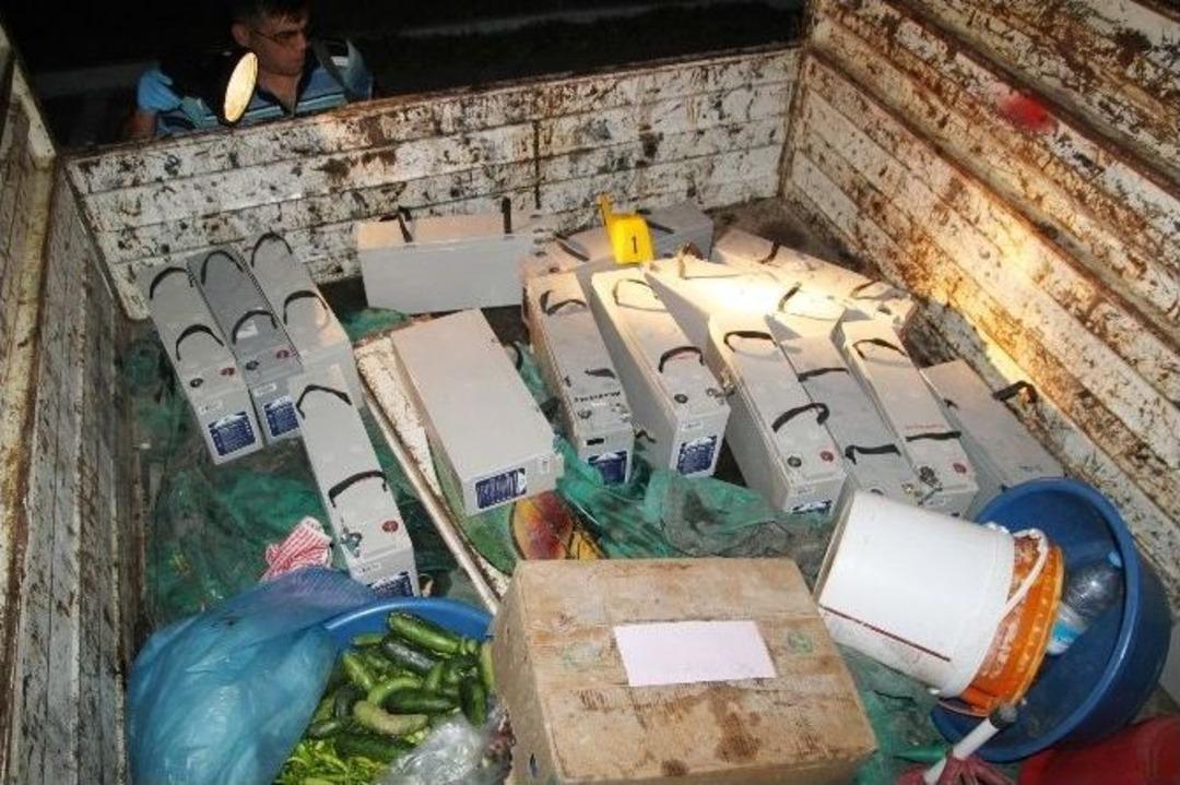 Baz İstasyonlarındaki Ak&uuml;leri &Ccedil;alan 9 Kişi Yakalandı