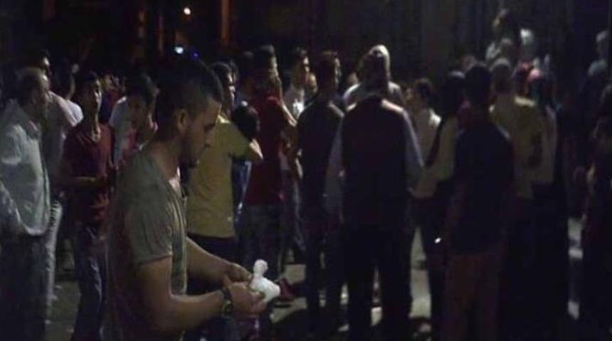 D&uuml;ğ&uuml;nde, "&ccedil;ocuğun &Uuml;zerine Su D&ouml;k&uuml;ld&uuml;" Kavgası: 3 Yaralı