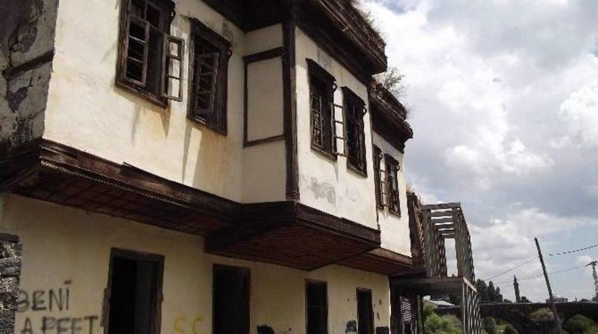 Tarihi Ahmet Tevfik Paşa Konağı Son G&uuml;nlerini Yaşıyor